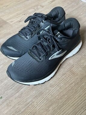 BROOKS GTS ADRENALINE 20     SIZE 10 MEDIUM    NEW NO TAG